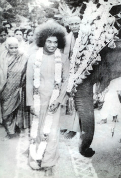Sathya Sai Baba at Venkatagiri. Swami Karunyananda is behind Sai Baba