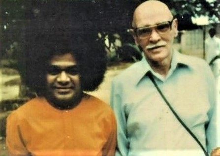 Howard Murphet with Sathya Sai Baba